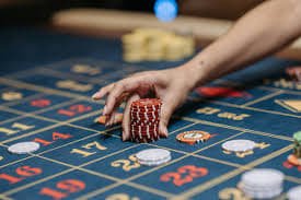 Tampilan meja Infinite Blackjack dengan dealer profesional dan antarmuka pemain di platform viralbet77